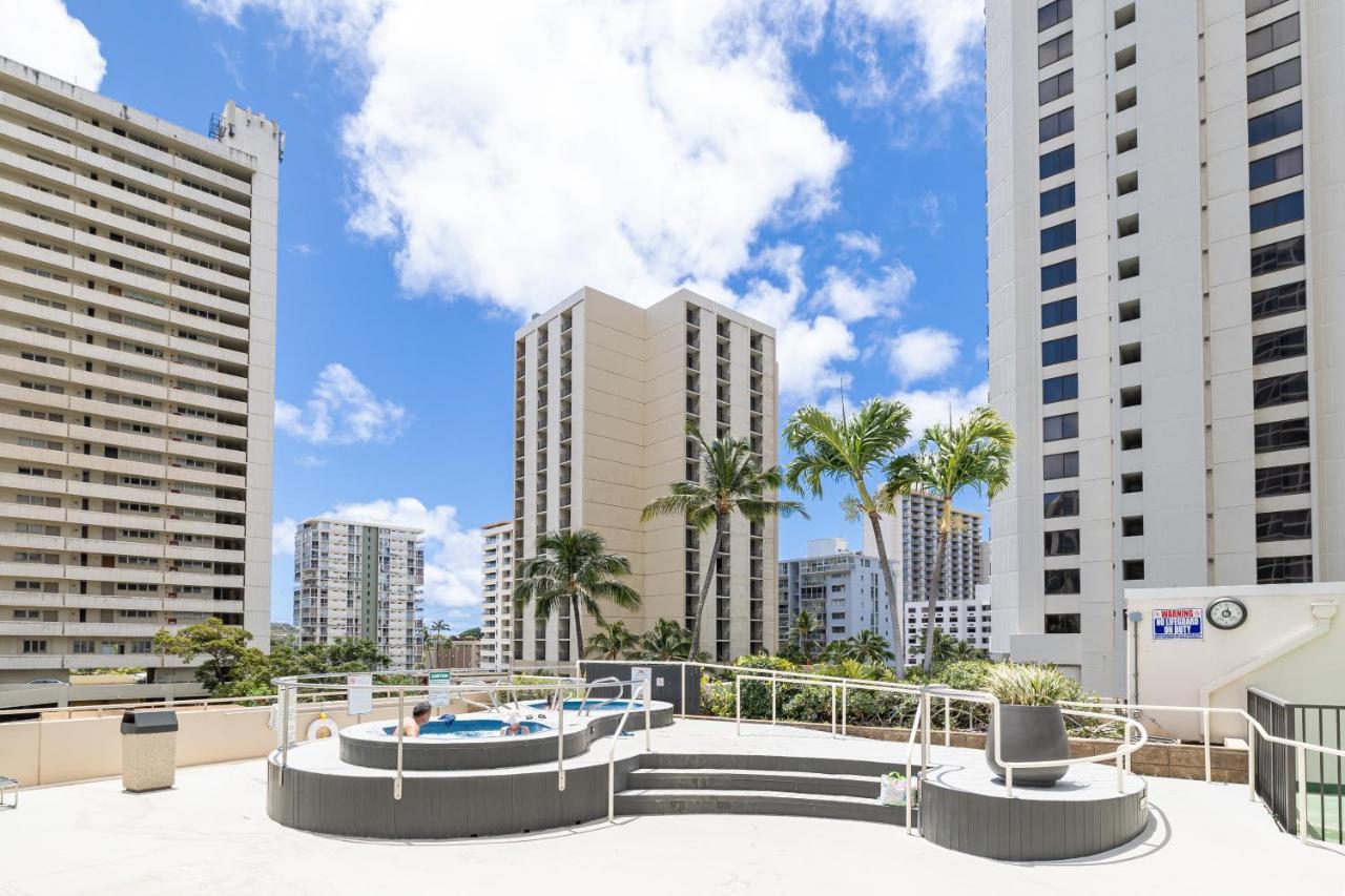 Stylish With Mountain Views In Waikiki Banyan! Appartement