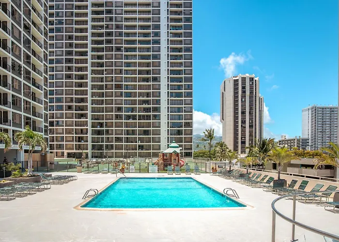 Stylish Condo With Mountain Views In Waikiki Banyan!