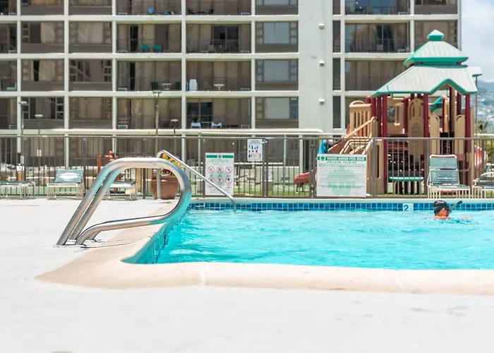 Stylish Condo With Mountain Views In Waikiki Banyan!