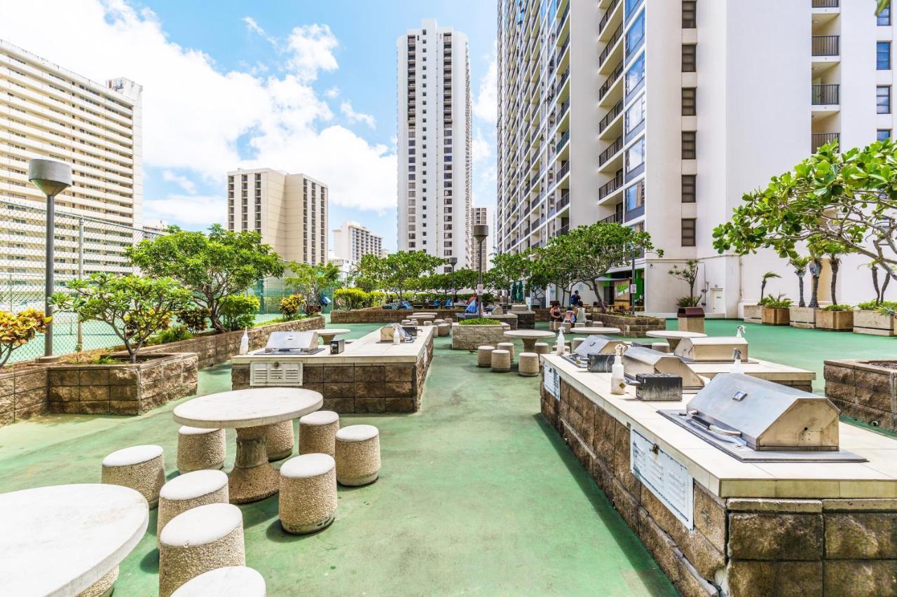 Stylish With Mountain Views In Waikiki Banyan! Apartment *