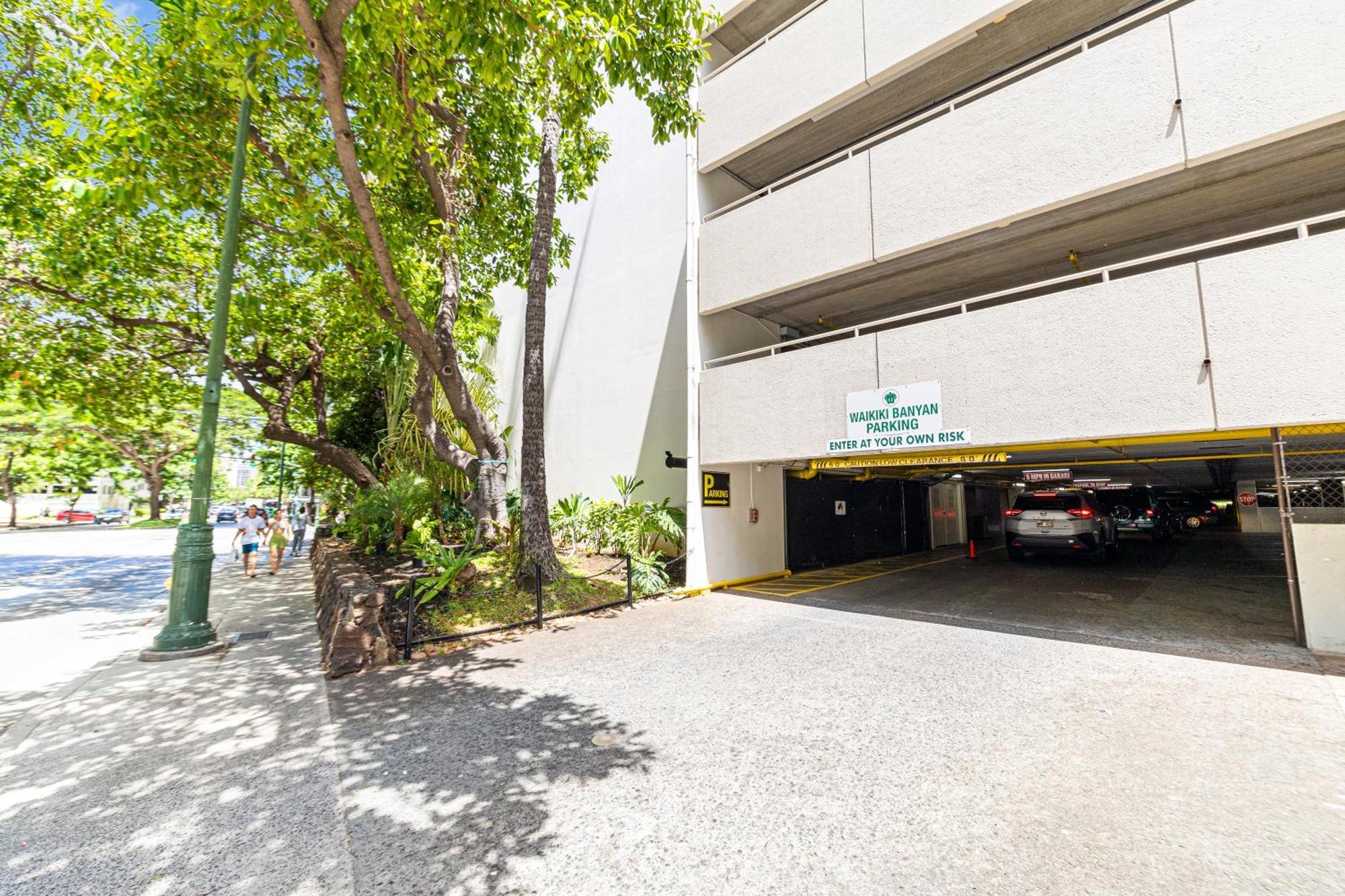Apartment Stylish With Mountain Views In Waikiki Banyan!